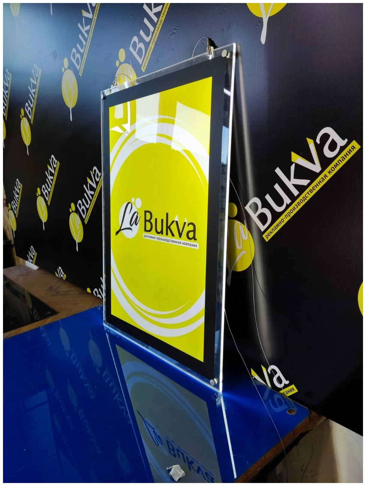 Односторонняя вертикальная подвесная световая панель кристалайт LaBukva формата А0 — изображение 3